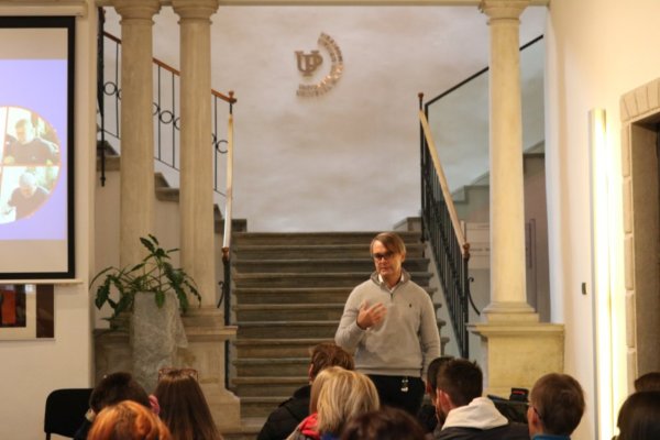 Posvet in okrogla miza o uporabi obrambnih sprejev na UP