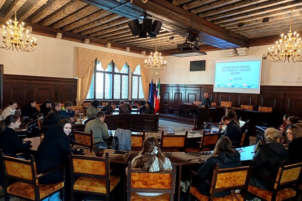 Students Visit Pretorian Palace and Learn About Tourism Operations in Koper